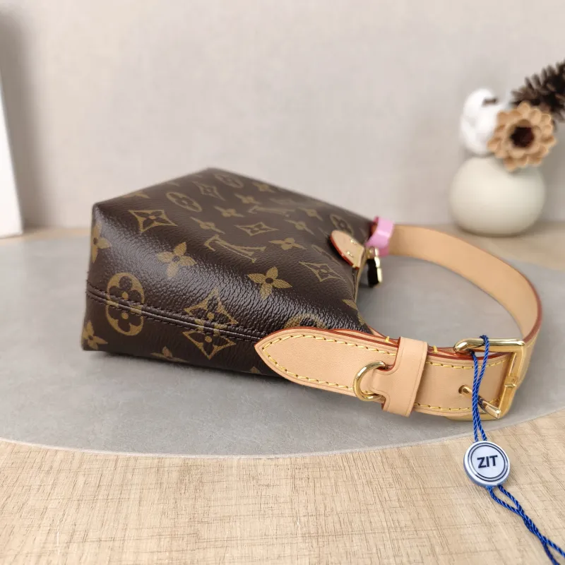 Louis Vuitton Shoulder Bag Pochette Hills Monogram PVC One Size 18.5 × 6.5 × 11 cm — detail view 1 of 11