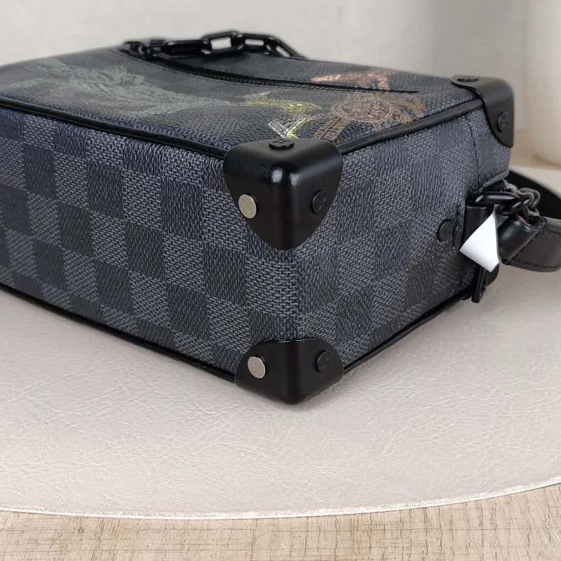 Louis Vuitton Crossbody Bag SOFT TRUNK Box PV Cmini18.5 × 8 × 13 cm — detail view 1 of 11