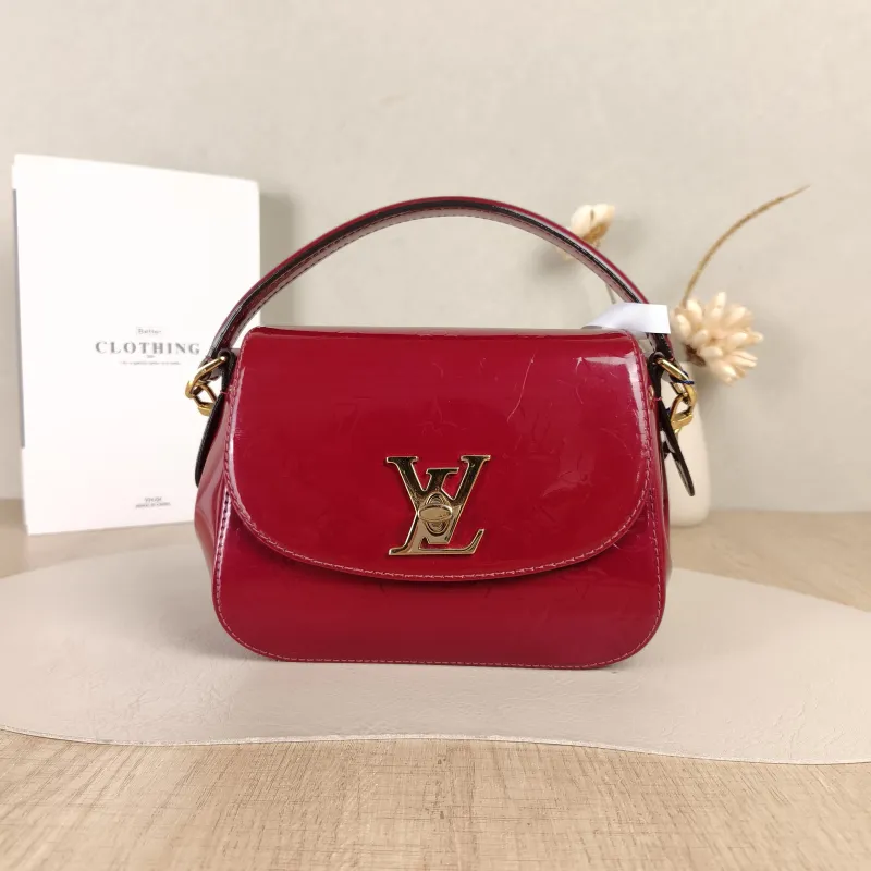 Louis Vuitton Crossbody Bag Pasadena Red Patent Leather One Size22 × 9 × 16 cm