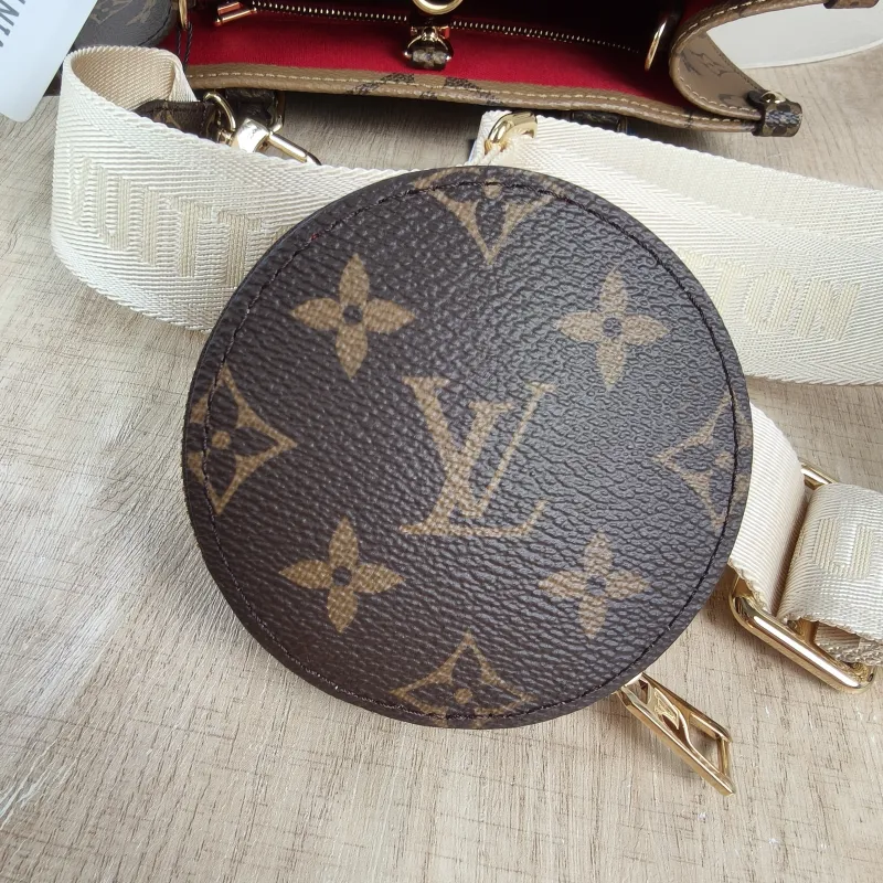 Louis Vuitton Shoulder Bag Onthego Monogram PVC Small 25 × 11.5 × 19 cm — detail view 8 of 12