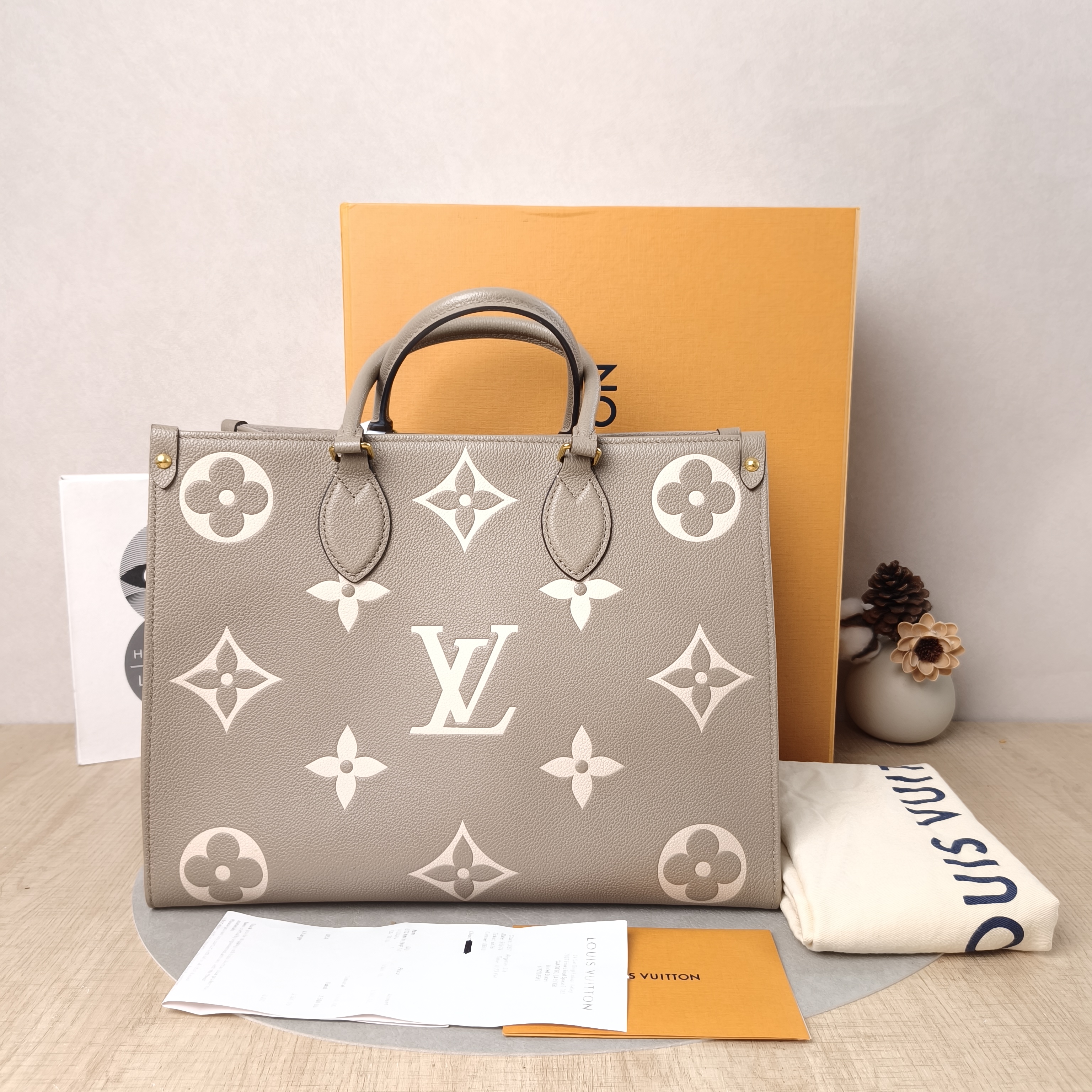 Louis Vuitton Shoulder Bag Onthego Medium · White Empreinte Embossed Calfskin Medium35 × 14 × 27 cm — cover view 4 of 6