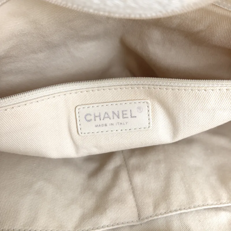 Chanel Shoulder Bag White 38 × 19 × 29.5 cm — detail view 4 of 15
