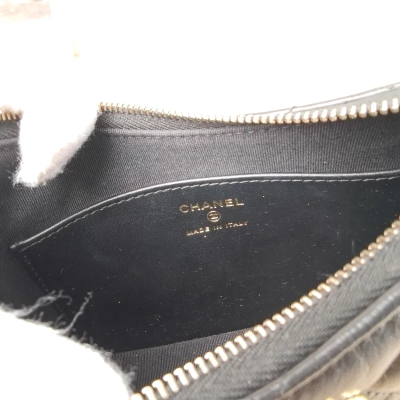Chanel Shoulder Bag hobo 19 Black Lambskin Small 20 × 4.5 × 13 cm — detail view 11 of 11