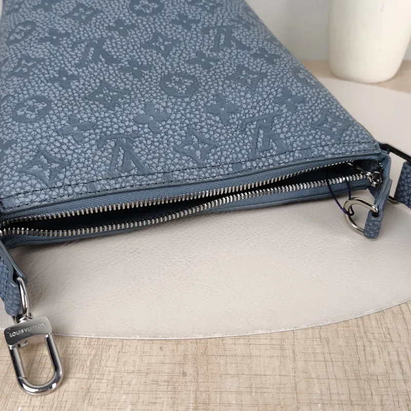 Louis Vuitton Shoulder Bag Hobo Cruiser Grey Calfskin Small 17 × 8.5 × 24 cm — detail view 3 of 9
