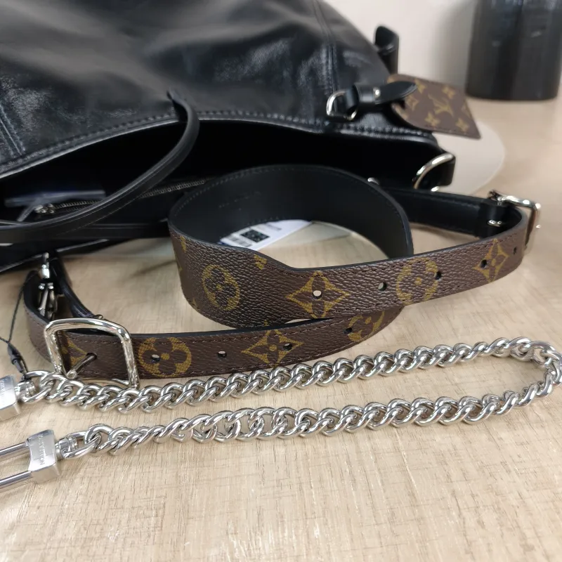 Louis Vuitton Crossbody Bag Carryall Cargo Vibe Black SL ambskin Small 33.5 × 15 × 23 cm — detail view 8 of 10