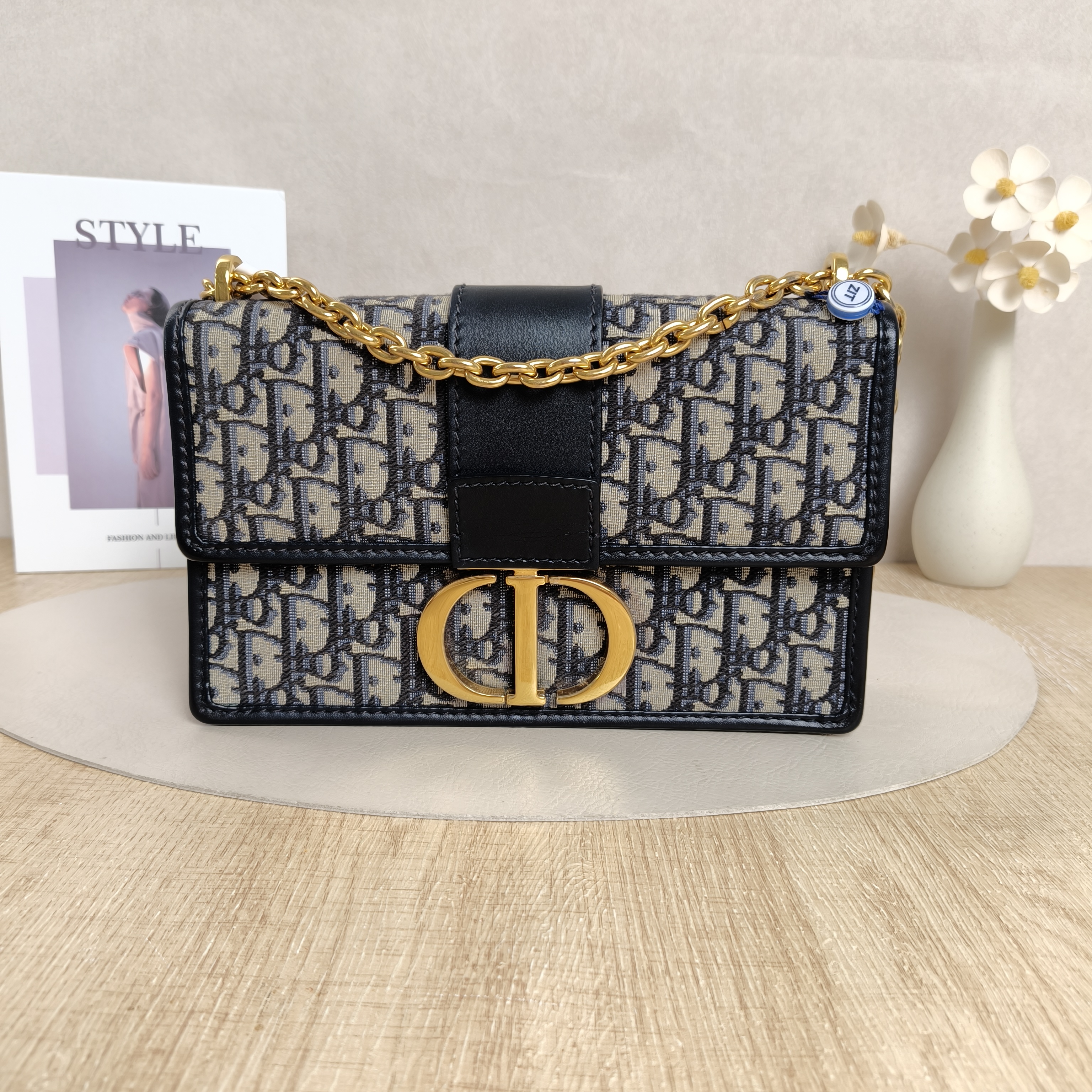 DIOR 30Montaigne 30Medium Monogram Canvas · 25 × 9 × 16.5 cm