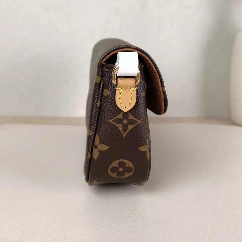 Louis Vuitton Crossbody Bag IVY Monogram PVC Small 23.5 × 4.3 × 12 cm — detail view 11 of 12