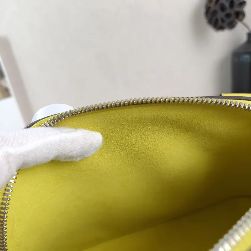 Louis Vuitton Top Handle Bag Alma Medium — detail view 4 of 10