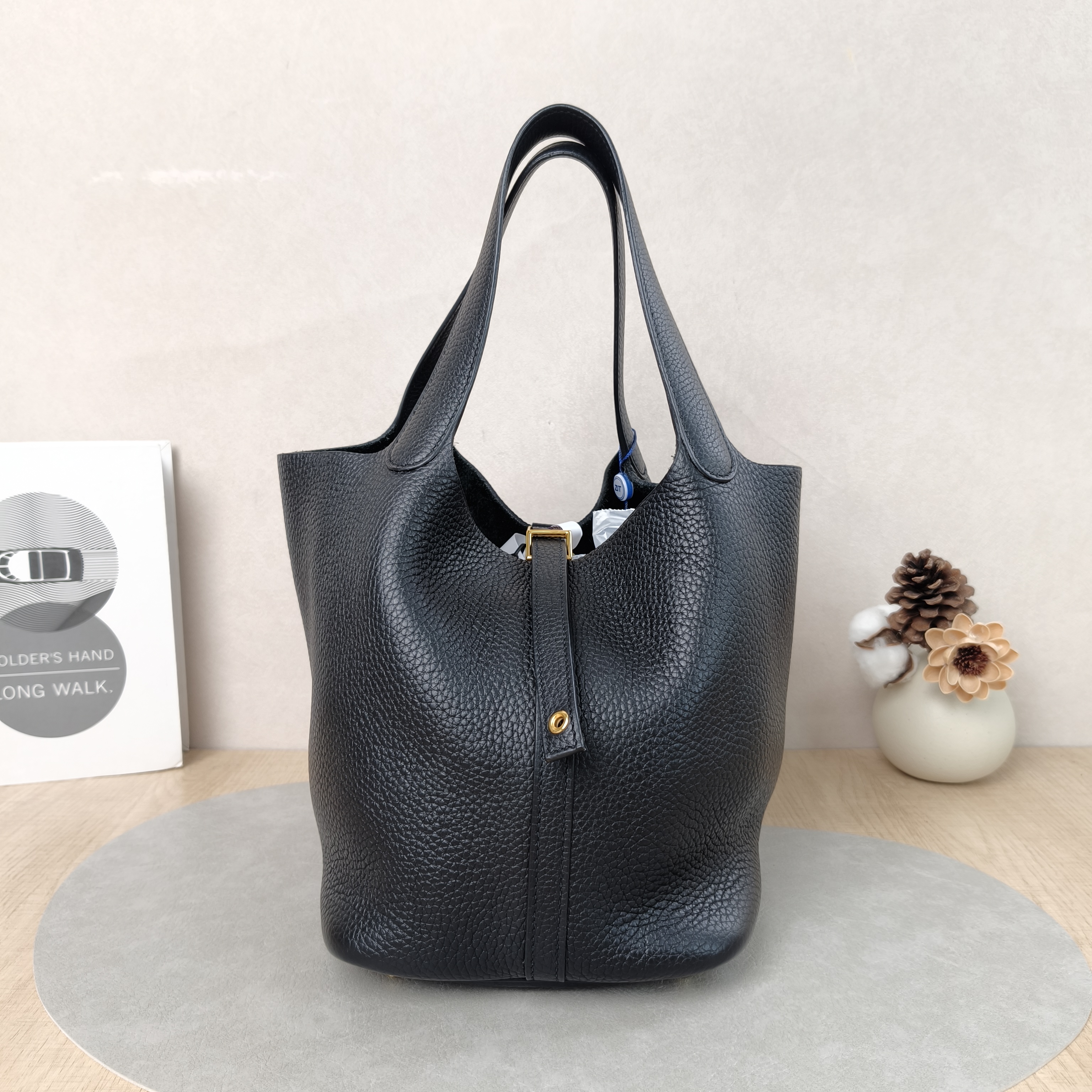 Hermès Top Handle Bag Picotin Lock 22 2289Black Taurillon Clemence TC Calfskin Medium22 × 17 × 21 cm