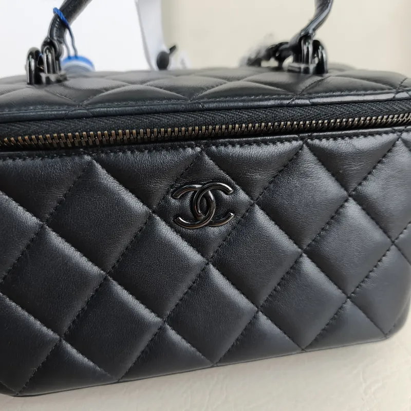 Chanel Crossbody Bag Edition Black Lambskin Mini 16 × 8 × 9.5 cm — detail view 11 of 12