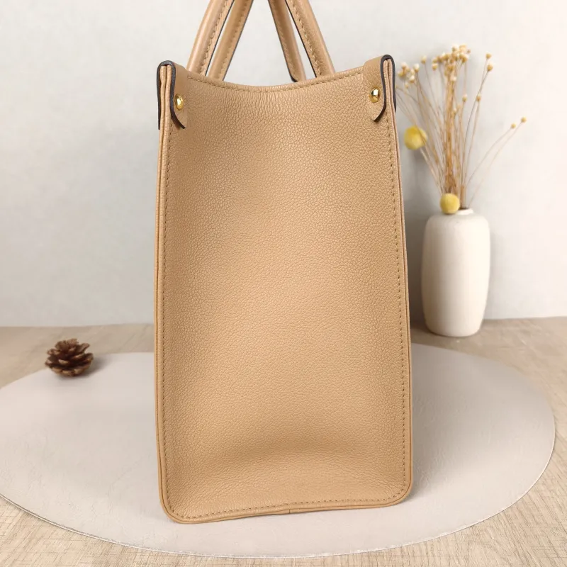 Louis Vuitton Shoulder Bag Onthego Medium Caramel · White Calfskin Medium 35 × 14 × 27 cm — detail view 4 of 10