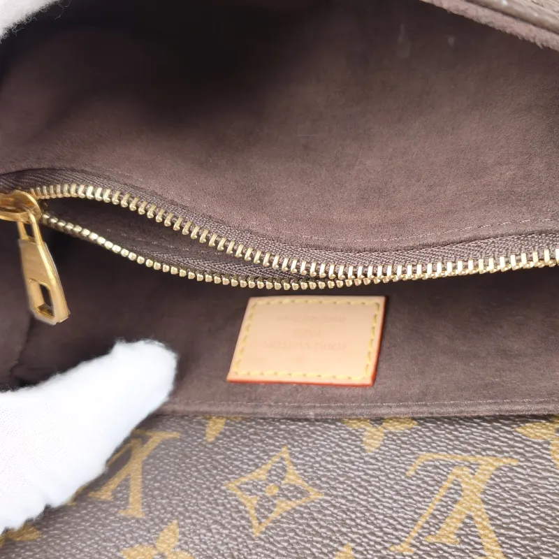 Louis Vuitton Crossbody Bag Pochette Métis East West Monogram PVC Small 21.5 × 6 × 13.5 cm — detail view 2 of 16