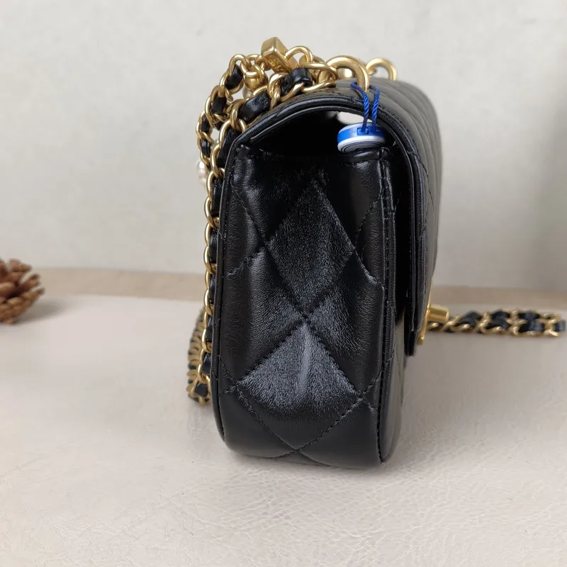Chanel Crossbody Bag Pearl Black Lambskin Mini 19 × 5.5 × 12.5 cm — detail view 6 of 12
