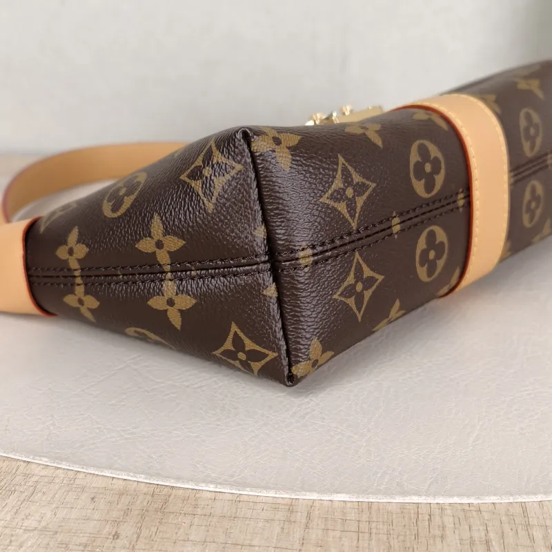 Louis Vuitton Shoulder Bag Pochette Mia Monogram PVC One Size 22 × 8 × 14.5 cm — detail view 4 of 10