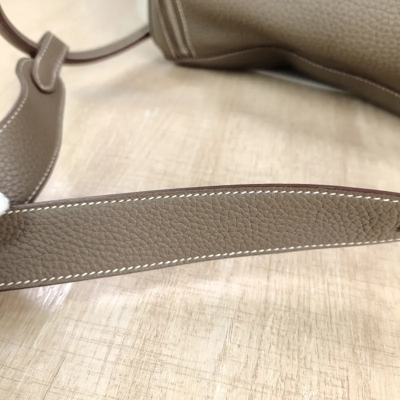 Hermès Shoulder Bag Lindy 30 TC Calfskin Medium 30 × 15 × 19 cm A — detail view 10 of 11