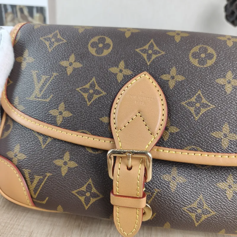 Louis Vuitton Crossbody Bag Diane Baguette Bag Shoulder Strap PVC Small24 × 9 × 15 cm — detail view 11 of 13
