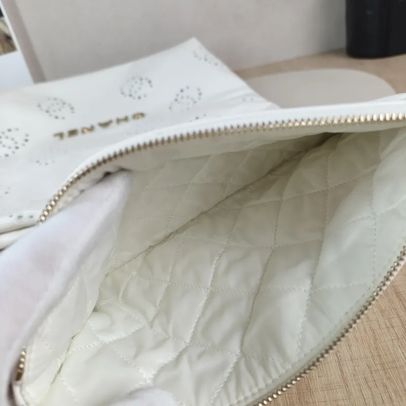 Chanel Shoulder Bag 22Bag White Gold Calfskin Small 35 × 7 × 37 cm — detail view 4 of 14