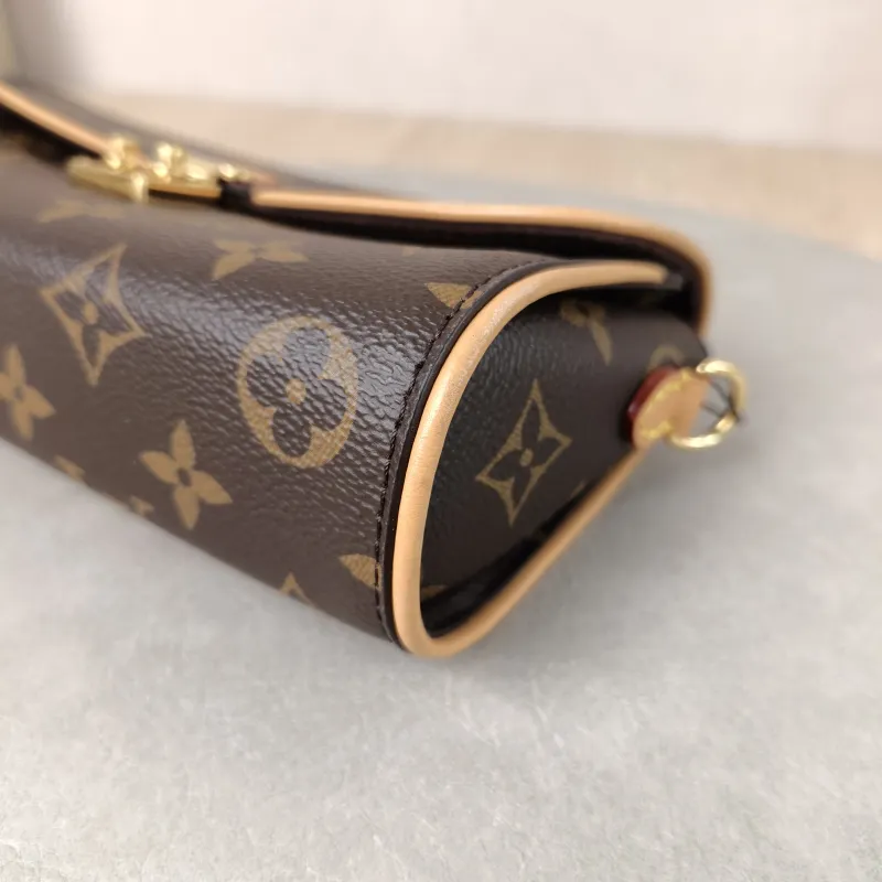 Louis Vuitton Crossbody Bag POCHETTE CAMILLE Monogram PVC 20.5 × 6 × 11 cm — detail view 2 of 13
