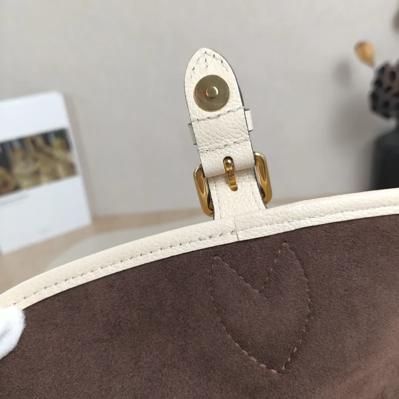Louis Vuitton Crossbody Bag Diane Baguette Bag White Empreinte Embossed Calfskin Monogram Small24 × 9 × 15 cm — detail view 6 of 15