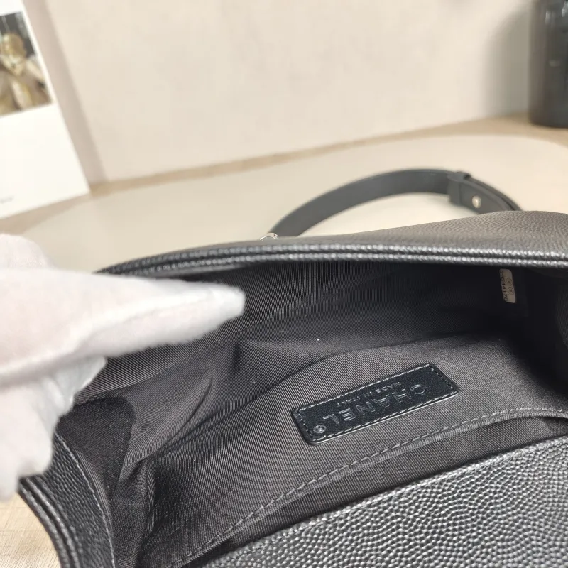 Chanel Crossbody Bag v leboy Black Grained Calfskin Small 20.5 × 8.5 × 12 cm 29 — detail view 3 of 11