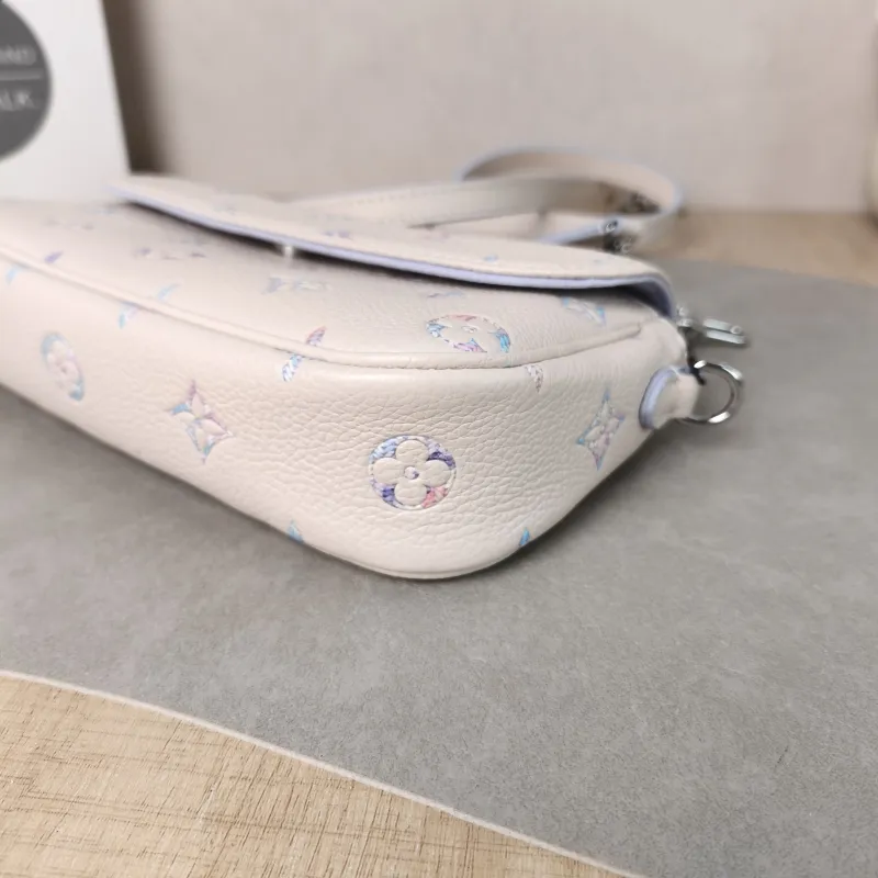 Louis Vuitton Crossbody Bag IVY Calfskin Small 23.5 × 4.3 × 12 cm — detail view 10 of 11