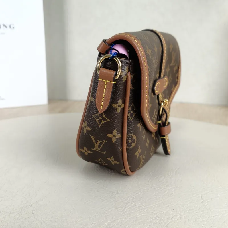 Louis Vuitton Crossbody Bag SOLO Monogram PVC One Size 16 × 4 × 12 cm Shoulder Strap — detail view 8 of 11