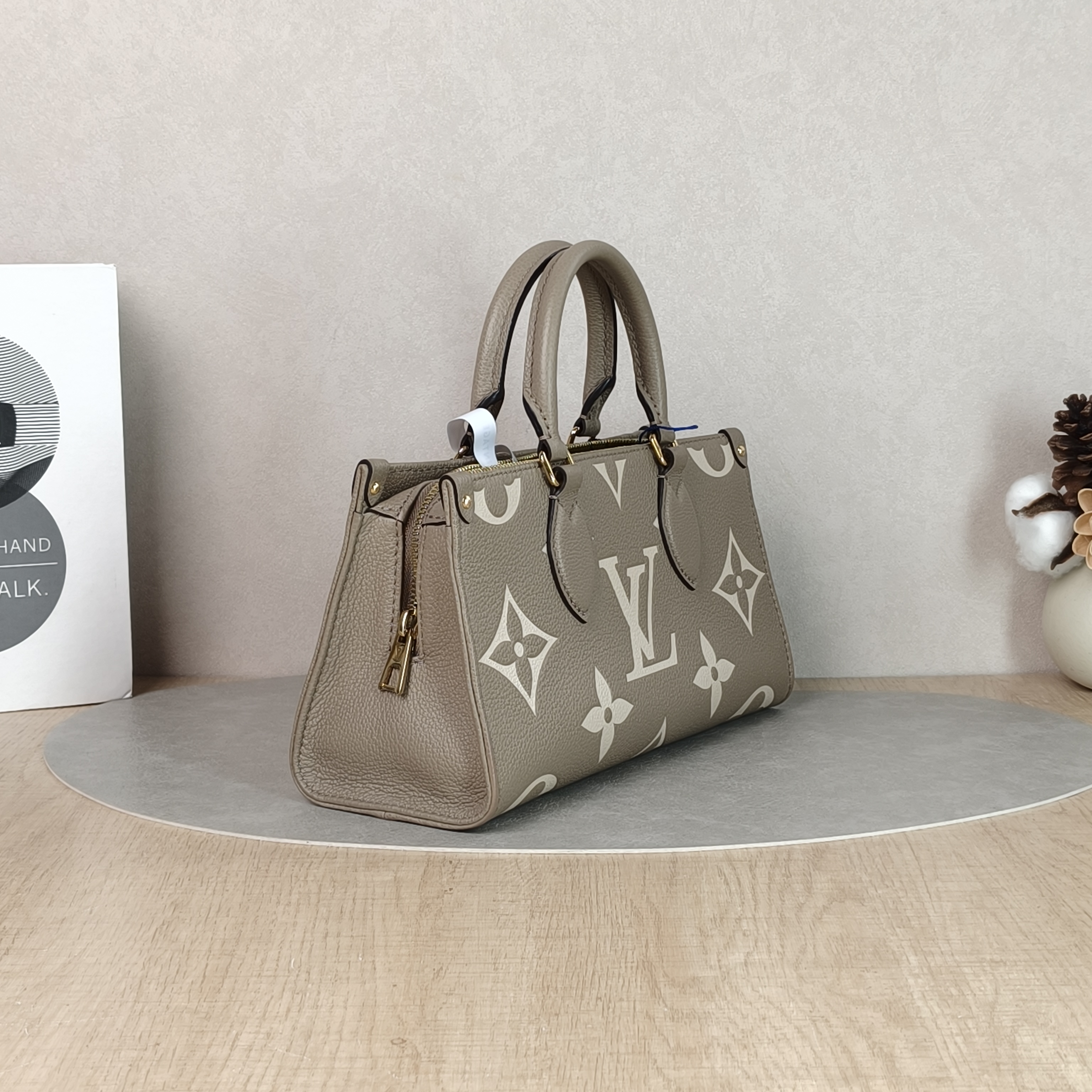 Louis Vuitton Crossbody Bag Onthego East West Two Straps Empreinte Embossed Calfskin Small25 × 10 × 13 cm — cover view 2 of 5