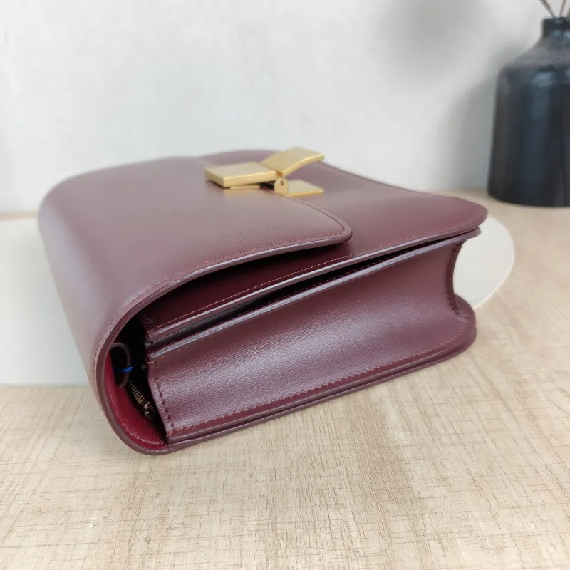CELINE Crossbody Bag Classic Box Red Calfskin Medium24 × 7 × 18 cm — detail view 2 of 13