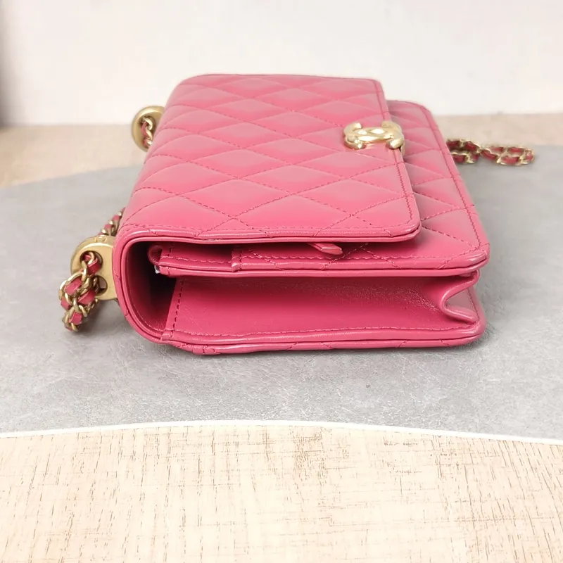 Chanel Crossbody Bag woc Red Calfskin One Size 19.2 × 3.5 × 12.3 cm — detail view 2 of 11