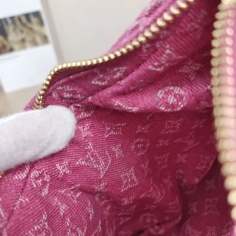 Louis Vuitton Shoulder Bag Pochette Valley Red One Size21 × 7 × 15 cm — detail view 2 of 10