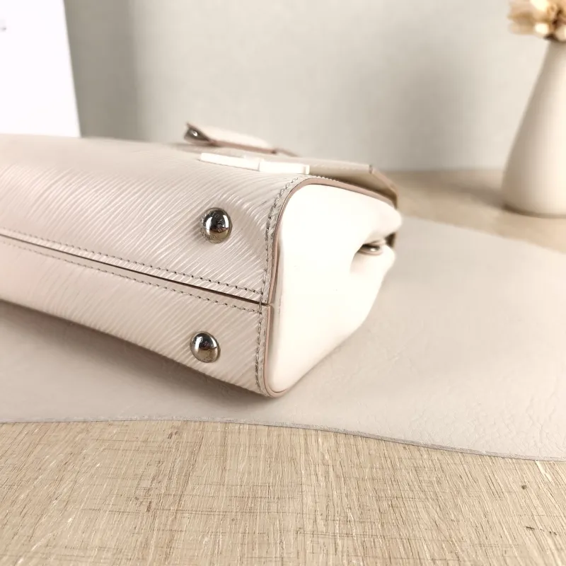 Louis Vuitton Crossbody Bag CLUNY White Epi Embossed Calfskin Mini 20 × 7.5 × 16 cm — detail view 5 of 11