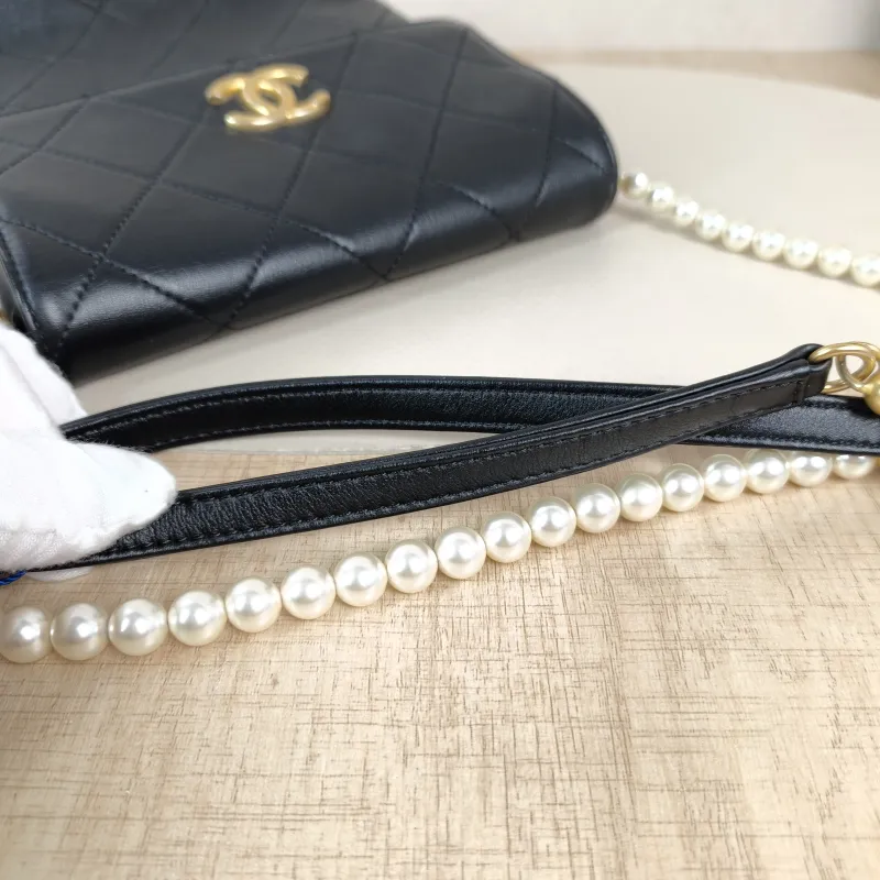 Chanel Pearl hobo Crossbody Bag Black Calfskin One Size18.5 × 7 × 19 cm — detail view 2 of 13