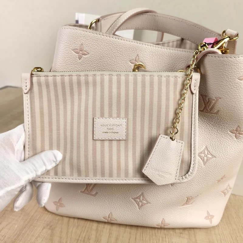 Louis Vuitton Shoulder Bag NÉONOÉ Bucket Bag White Empreinte Embossed Calfskin Medium26 × 17.5 × 26 cm — detail view 5 of 11