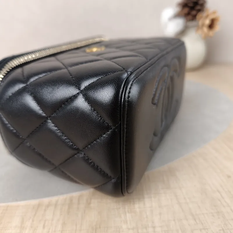 Chanel Crossbody Bag Edition Black Lambskin One Size17 × 8 × 9.5 cm — detail view 5 of 15