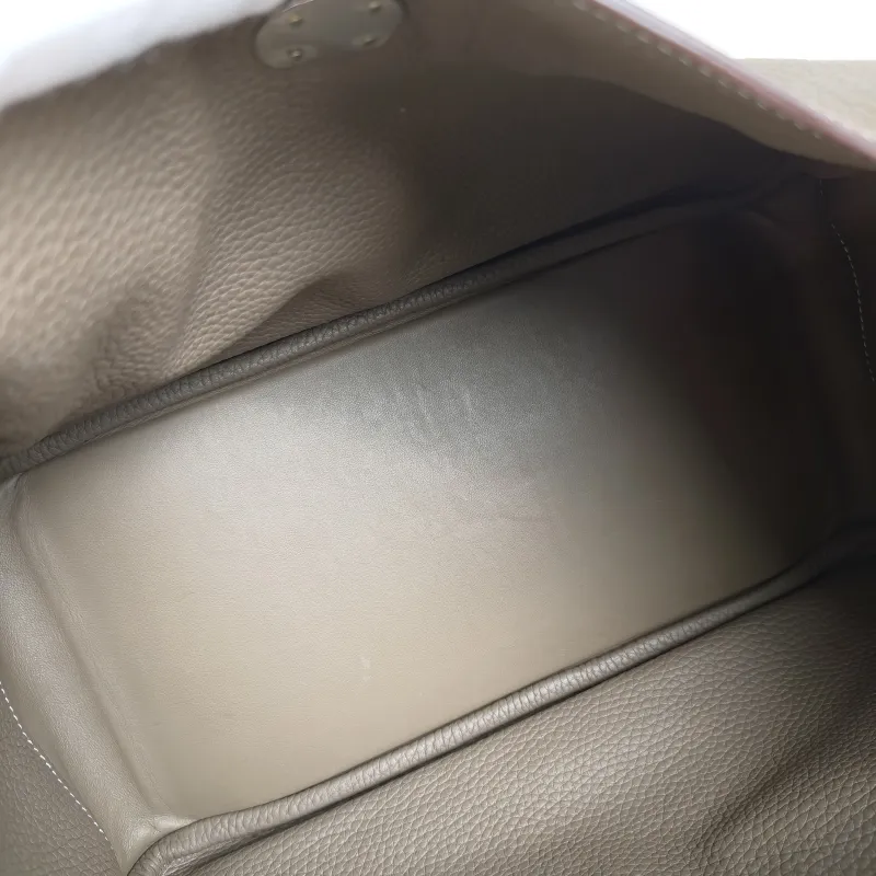 Hermès Shoulder Bag Lindy 30 TC Calfskin Medium 30 × 15 × 19 cm A — detail view 9 of 11