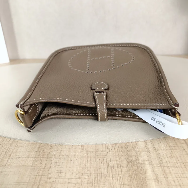 Hermès Crossbody Bag Evelyne Mini 16 Mini 1618 Taurillon Clemence TC Calfskinmini17 × 5.5 × 18 cm — detail view 10 of 11