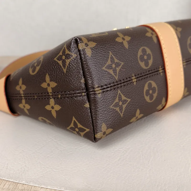 Louis Vuitton Shoulder Bag Pochette Mia Monogram PVC One Size 22 × 8 × 14.5 cm — detail view 5 of 10