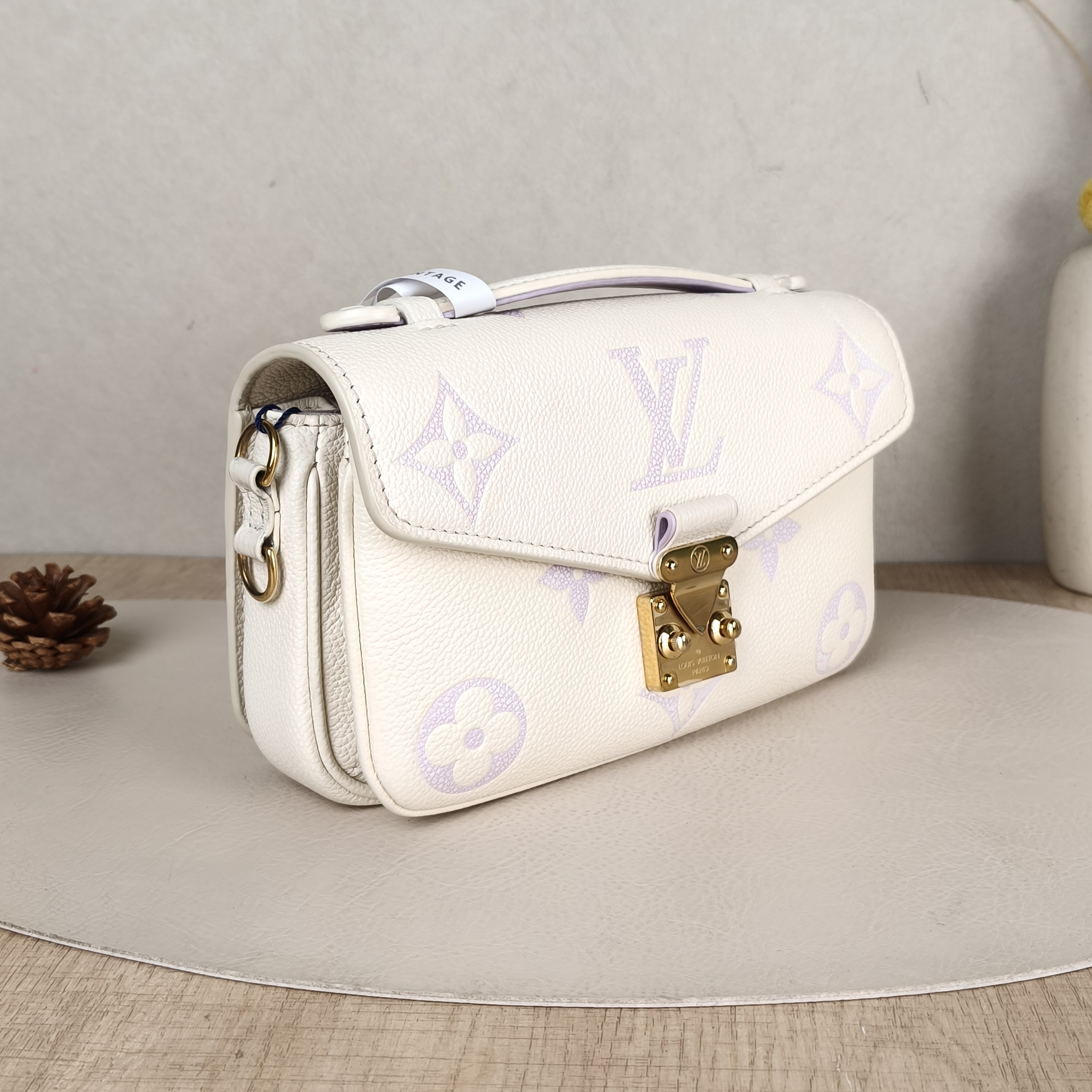 Louis Vuitton Crossbody Bag Pochette Métis East West White · Empreinte Embossed Calfskin Small21.5 × 6 × 13.5 cm — cover view 2 of 5