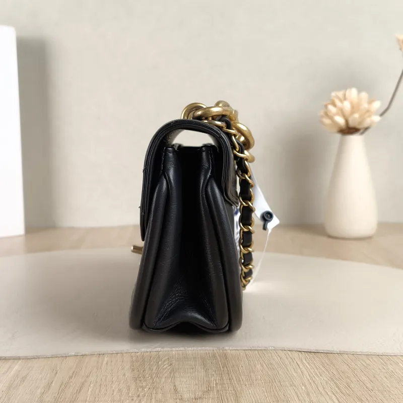 Chanel Crossbody Bag Crossbody Bag Black Calfskin One Size18.5 × 7 × 13 cm — detail view 10 of 11