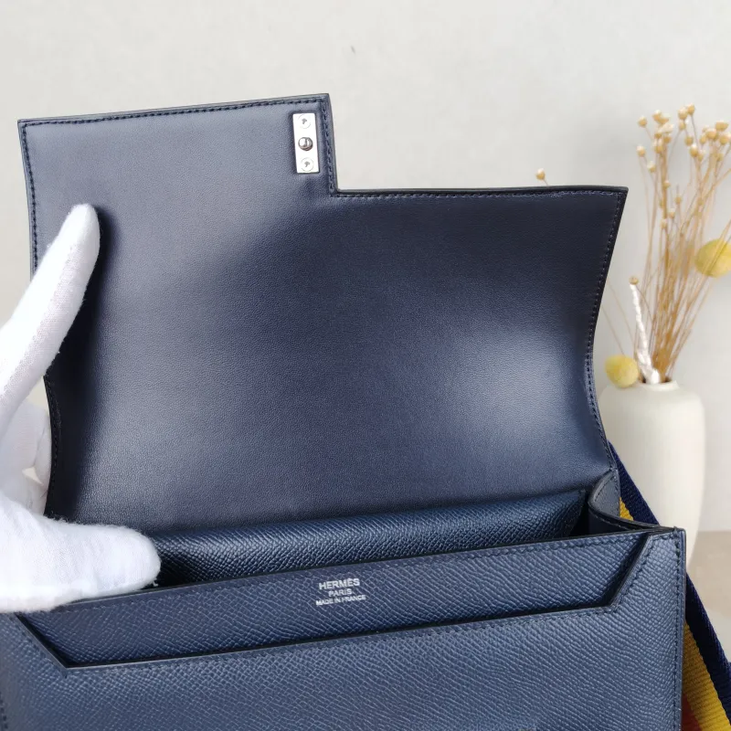 Hermès Crossbody Bag Verrou 23 Epsom Embossed Calfskin 23 × 7 × 18 cm — detail view 1 of 14