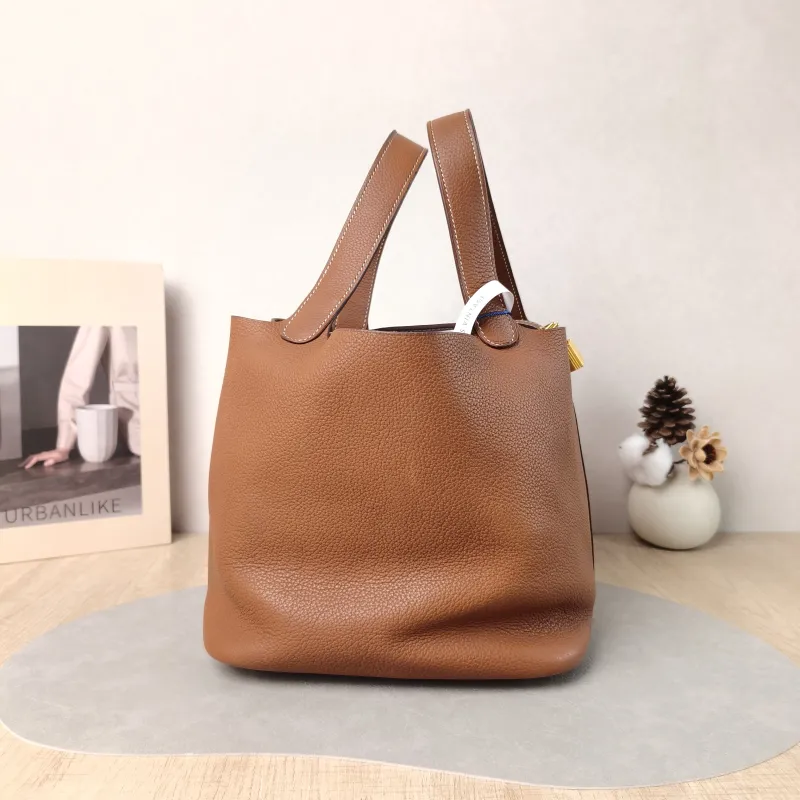 Hermès Top Handle Bag Picotin Lock 22 22 Taurillon Clemence TC Calfskin Medium 22 × 18 × 21 cm W Conditioned — detail view 10 of 14