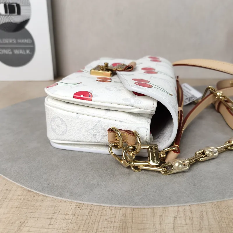 Louis Vuitton Crossbody Bag Pochette Métis East West White · PVC Small21.5 × 6 × 13.5 cm — detail view 14 of 16