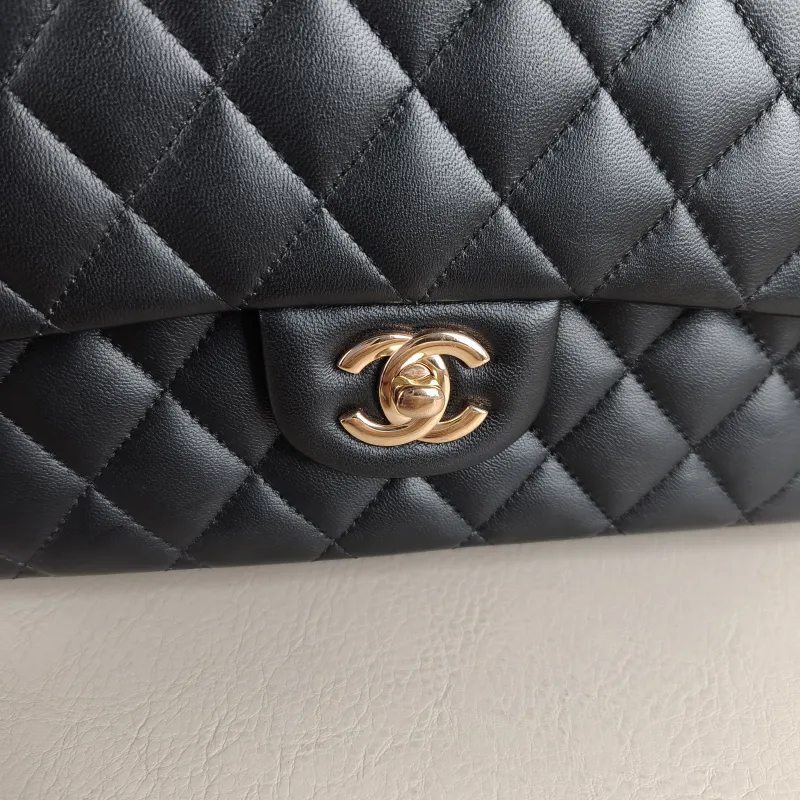 Chanel Crossbody Bag Classic Flap CF Black Lambskin Medium 25.5 × 6.5 × 15.5 cm — detail view 6 of 13