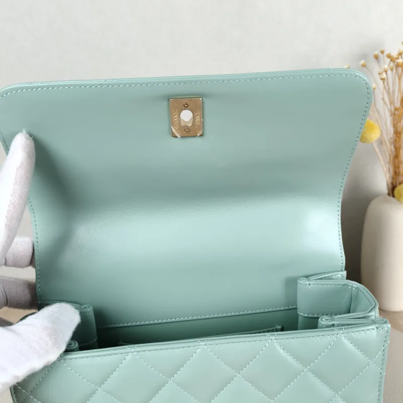 Chanel Crossbody Bag Green Calfskin One Size 22 × 7 × 16 cm — detail view 14 of 14