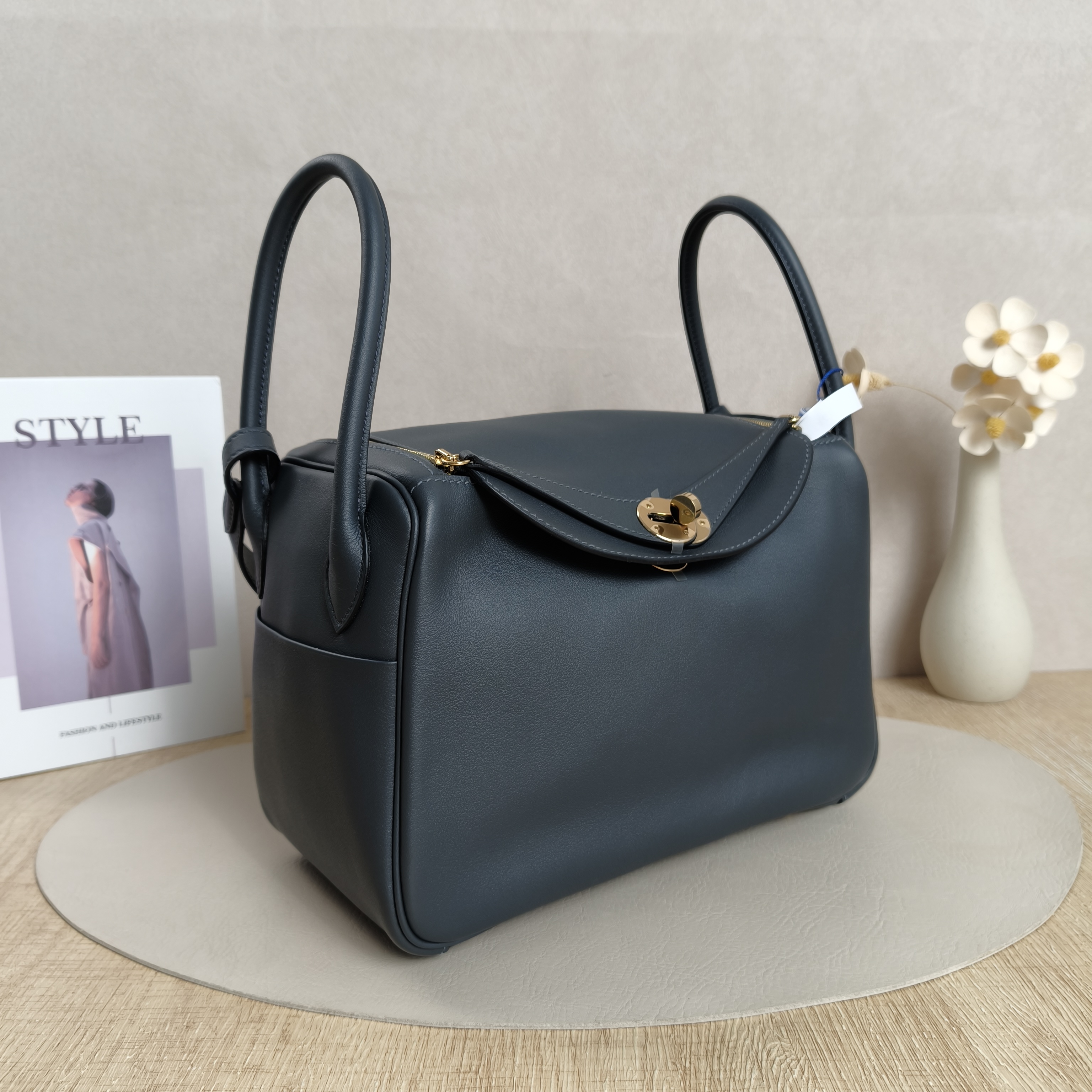 Hermès Crossbody Bag Lindy 26H0 89Black Calfskin Small26 × 12 × 18 cm — cover view 11 of 12