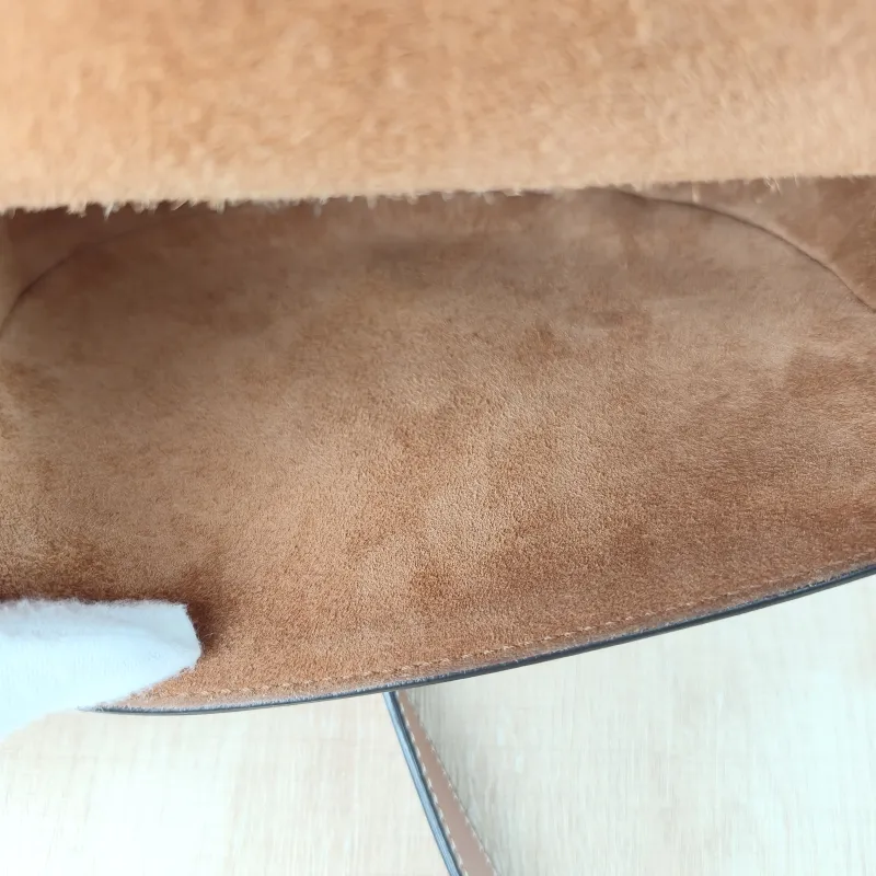 CELINE Crossbody Bag FOLCO TRIOMPHE Caramel Calfskin One Size 18.5 × 7 × 15 cm — detail view 1 of 12