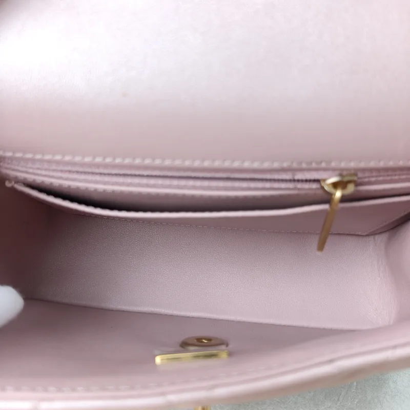Chanel Crossbody Bag Pearl Lambskin One Size 19.5 × 7.5 × 14.5 cm — detail view 1 of 11
