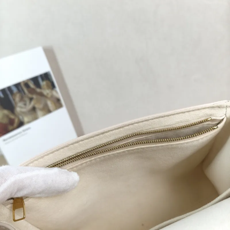 Louis Vuitton Crossbody Bag CLUNY White Epi Embossed Calfskin Mini 20 × 7.5 × 16 cm — detail view 5 of 12