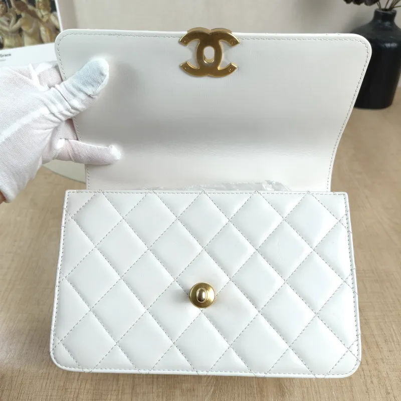 Chanel Crossbody Bag White Calfskin Medium 22 × 8 × 14.5 cm — detail view 3 of 14