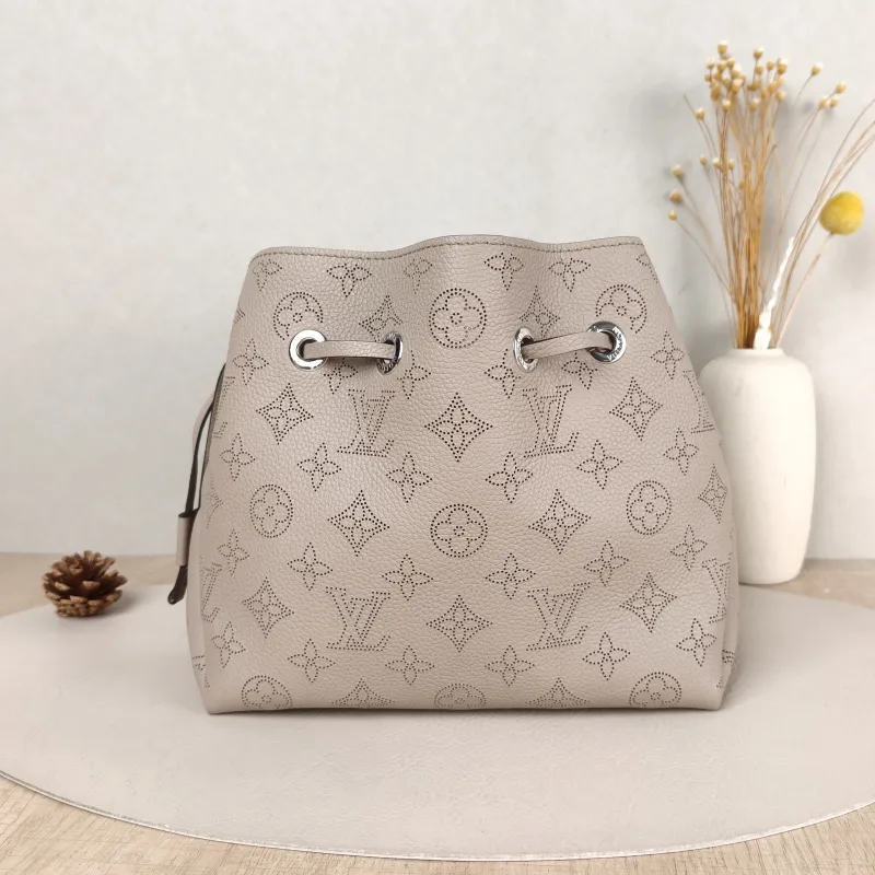 Louis Vuitton Crossbody Bag BELLA Calfskin One Size 22 × 14 × 19 cm — cover view 4 of 5